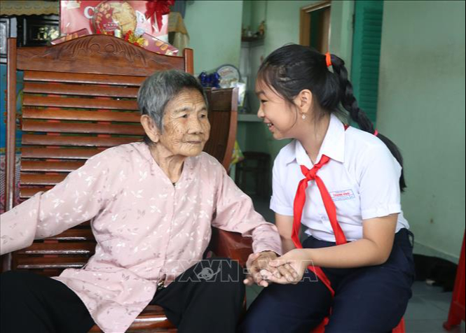 Từ điểm định vị trên Bản đồ tri ân, học sinh trên địa bàn thành phố Đồng Nai đã tìm đến địa chỉ nhà Mẹ Việt Nam Anh hùng Hồ Thị Vàng (phường Tân Triều, thành phố Đồng Nai) để thăm hỏi, tri ân Mẹ. Ảnh: Lê Xuân - TTXVN